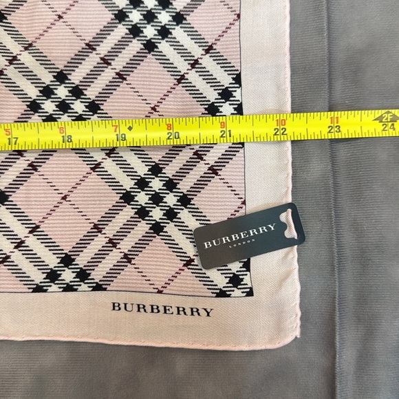 NWT Burberry Scarf - Picture 6 of 7